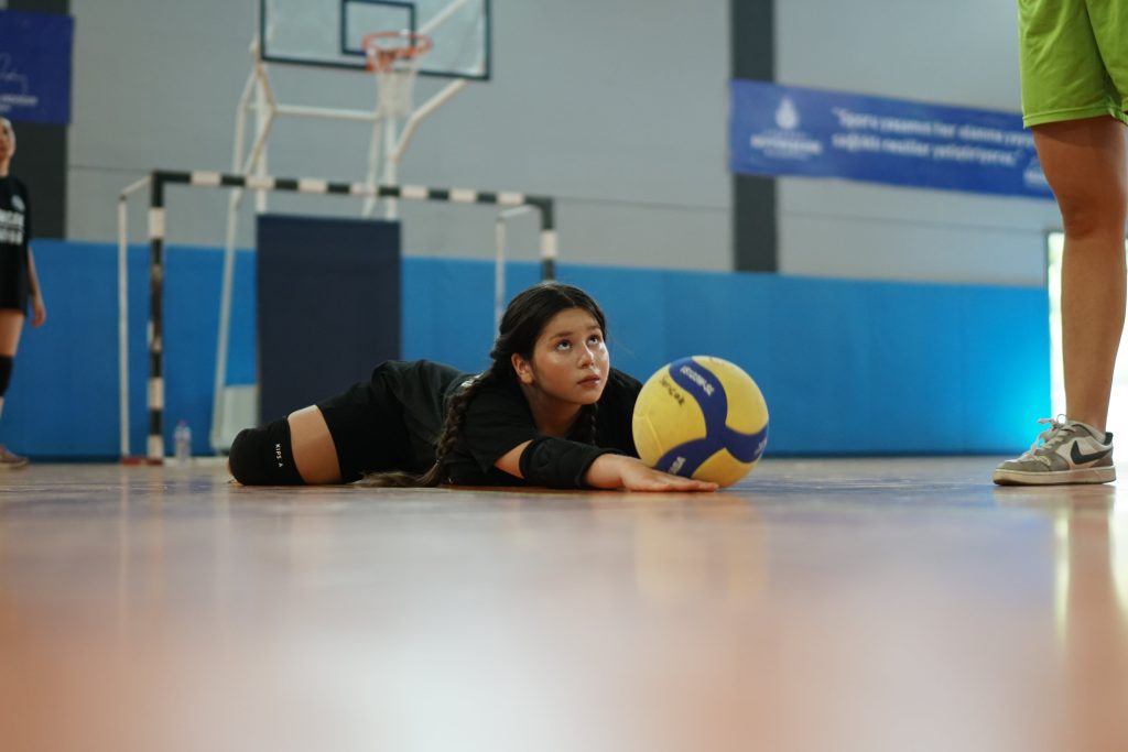 Çocuk Voleybol eğitimi yapıyor
